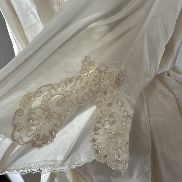 Beautiful Bridal Victoria’s Secret Robe - Picture 4 of 7